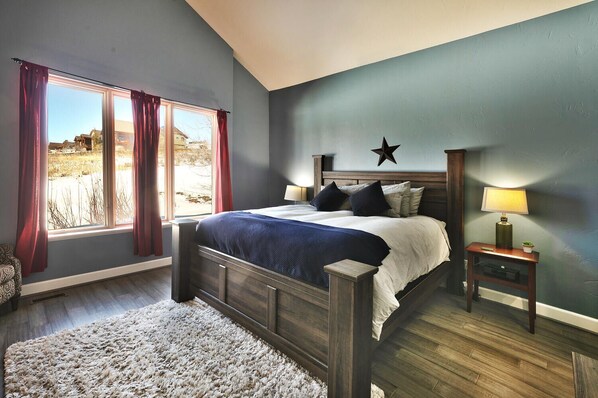 7 bedrooms, desk, iron/ironing board, travel cot