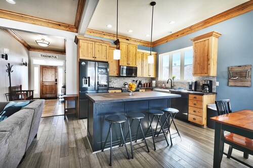 Eden Mountain Home - 7 Bedrooms on Three Floors