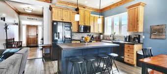 Eden Mountain Home - 7 Bedrooms on Three Floors