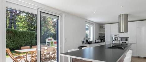 冰箱、微波炉、烤箱、炉灶