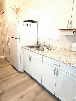 Fridge, microwave, oven, stovetop - Sand Dollar Villa *Close to Beach, Bay & SeaWorld A/C *Parking Incl. (San Diego)