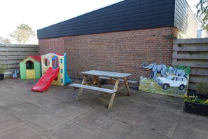 Terrace/patio - Lovely vacation home with spacious terrace, close to beach and places of interest (Noordwijkerhout)