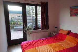 2 bedrooms, iron/ironing board, free WiFi, bed sheets - Lovely vacation home with spacious terrace, close to beach and places of interest (Noordwijkerhout)