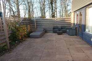 Terrace/patio - Lovely vacation home with spacious terrace, close to beach and places of interest (Noordwijkerhout)