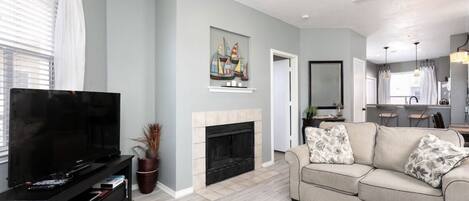 Smart TV, chimenea y libros