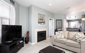 Smart-tv, een open haard en boeken