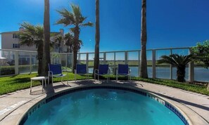 Alberca al aire libre y alberca climatizada