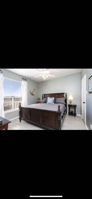 2 slaapkamers, een kluis op de kamer, reisbedje, wifi (toeslag)