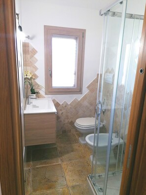 Douche, sèche-cheveux, bidet, serviettes fournies