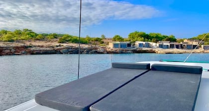 Conoce Ibiza desde las cristalinas y transparentes aguas de sus calas y playas.