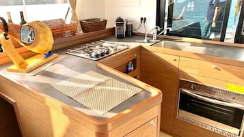 Kylskåp, spishäll, kaffe- och tebryggare och grytor/köksredskap