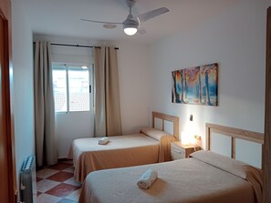 3 bedrooms, iron/ironing board, travel cot, free WiFi - New Towns, Despeñaperros. (Santa Elena Jaén)