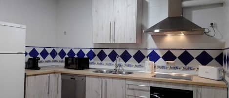 Refrigerador, microondas, horno, placa de cocina