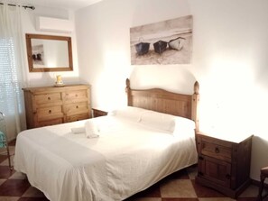 3 slaapkamers, een strijkplank/strijkijzer, reisbedje, gratis wifi