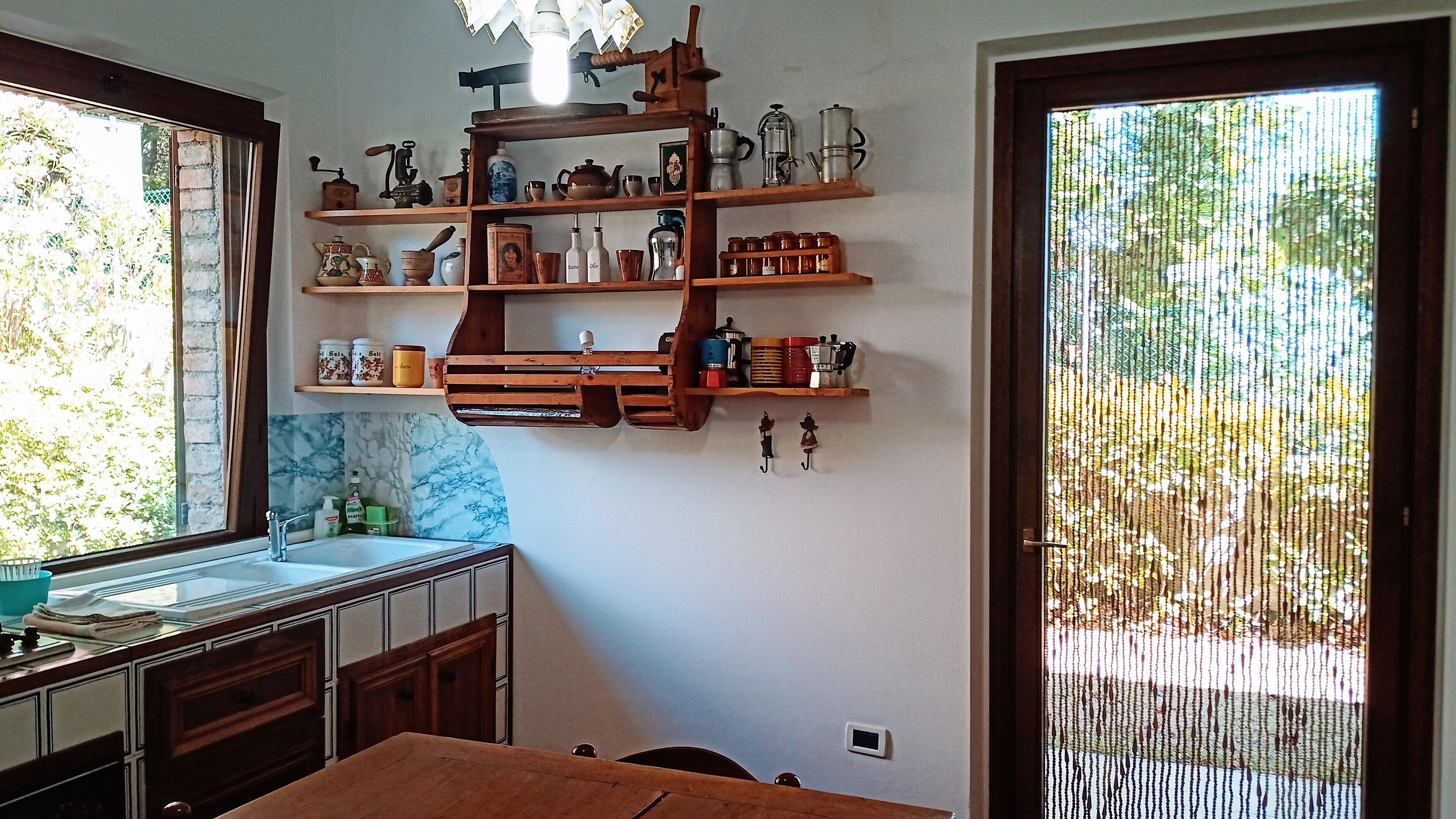 Køleskab, ovn, kogeplade, højstol