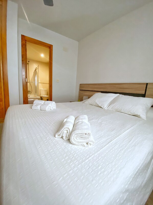 2 bedrooms, iron/ironing board, free WiFi, bed sheets