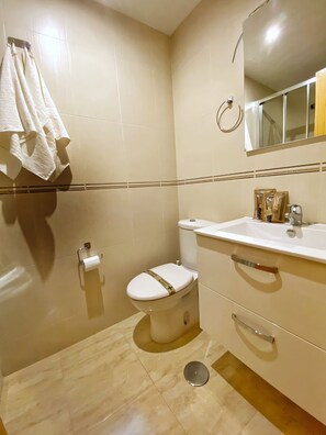 Douche, sĂšche-cheveux, bidet, serviettes fournies