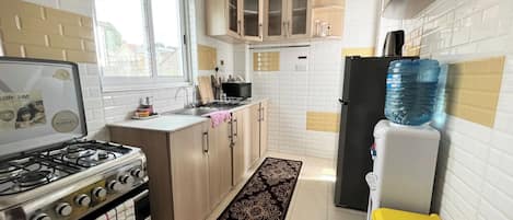 Luxury Apartment, 1 Bedroom | Private kitchen | Electric kettle, dining tables