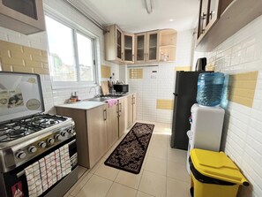 Appartement luxueux, 1 chambre | Cuisine privée | Bouilloire électrique, table de salle à manger