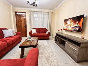 Executive-Apartment, 1 Schlafzimmer, Nichtraucher, Balkon | Wohnbereich | 43-Zoll-Flachbildfernseher mit Digitalempfang