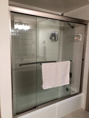 Ensemble douche/baignoire, sèche-cheveux, serviettes fournies, savon