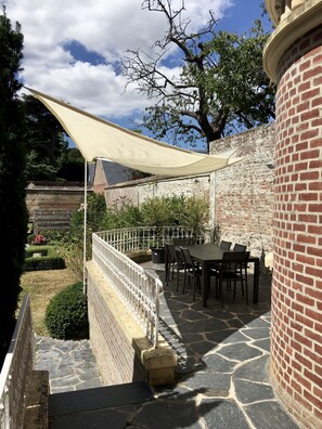 Outdoor dining - Large shipowner's house (Saint-Valery-sur-Somme)