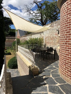 Outdoor dining - Large shipowner's house (Saint-Valery-sur-Somme)