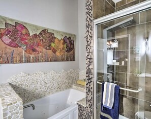 Toallas, jabón, shampoo, papel de baño 