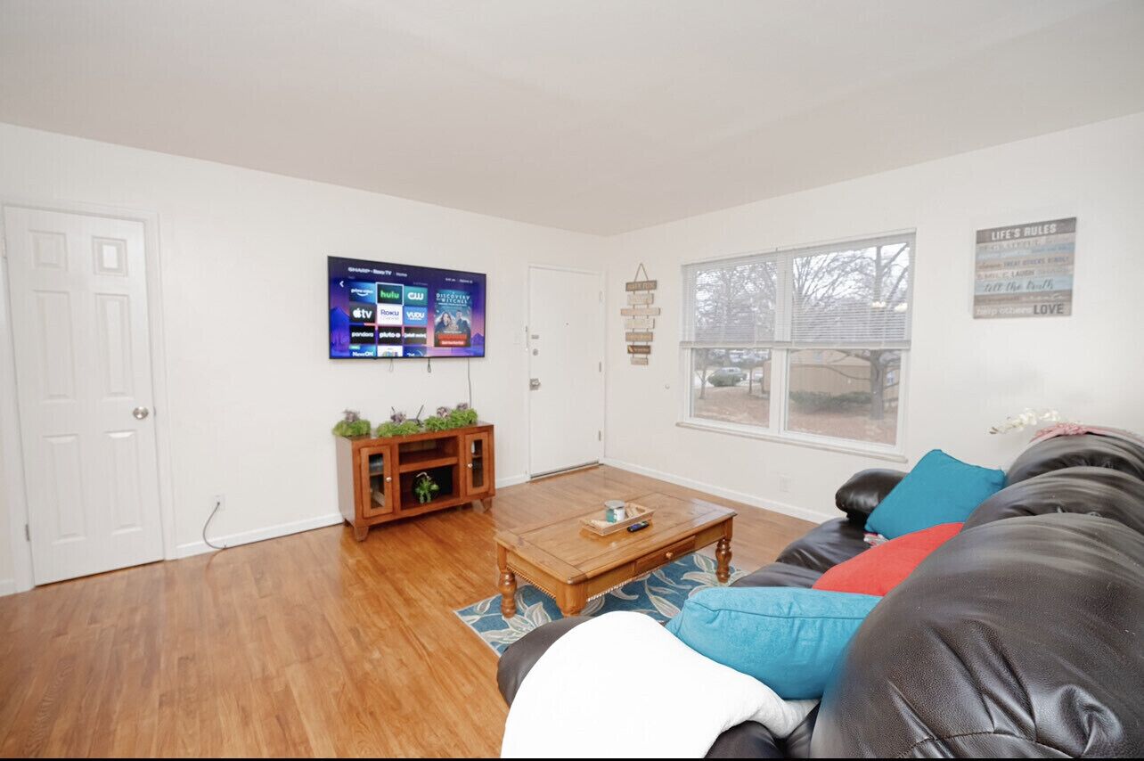 Sunny SparkingClean King bed Apt- CreveCoeurPark