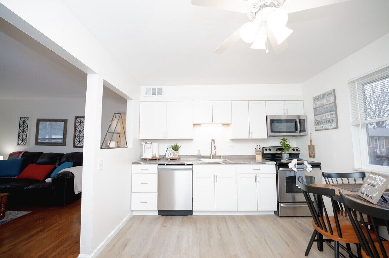 Jääkaappi, mikroaaltouuni, uuni, liesi