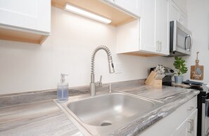 Refrigerador, microondas, horno, placa de cocina