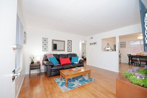 Sunny SparkingClean King bed Apt- CreveCoeurPark