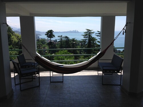 The house is located by the botanical garden, with access to the Cape Capebeach.