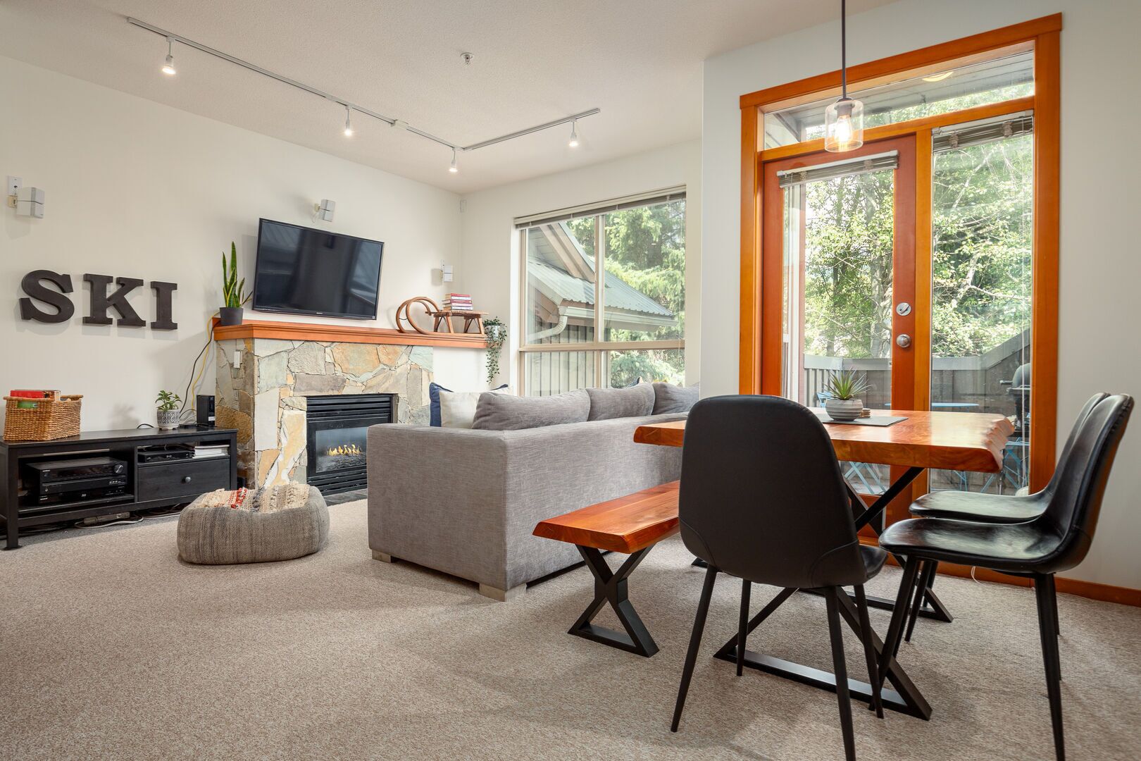 Televisión y chimenea 