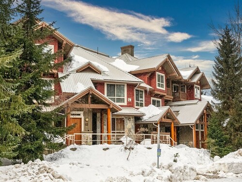 2BR | Symphony | Dog Friendly | Hot Tub | Private Balconies | Village Location | Parking