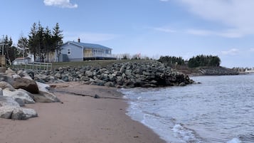Sulla spiaggia, lettini da mare, teli da spiaggia