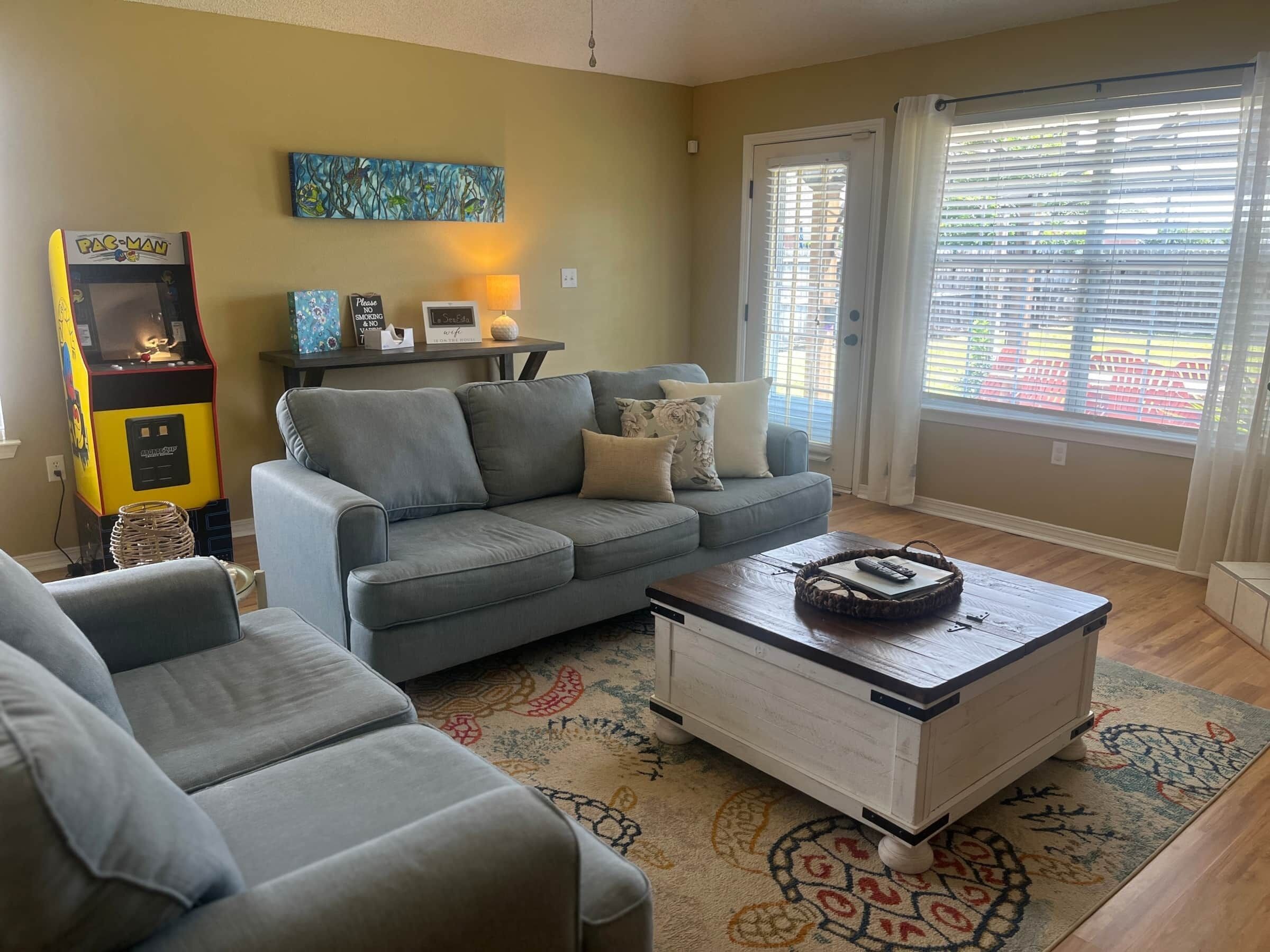 Televisión, chimenea y reproductor de DVD 