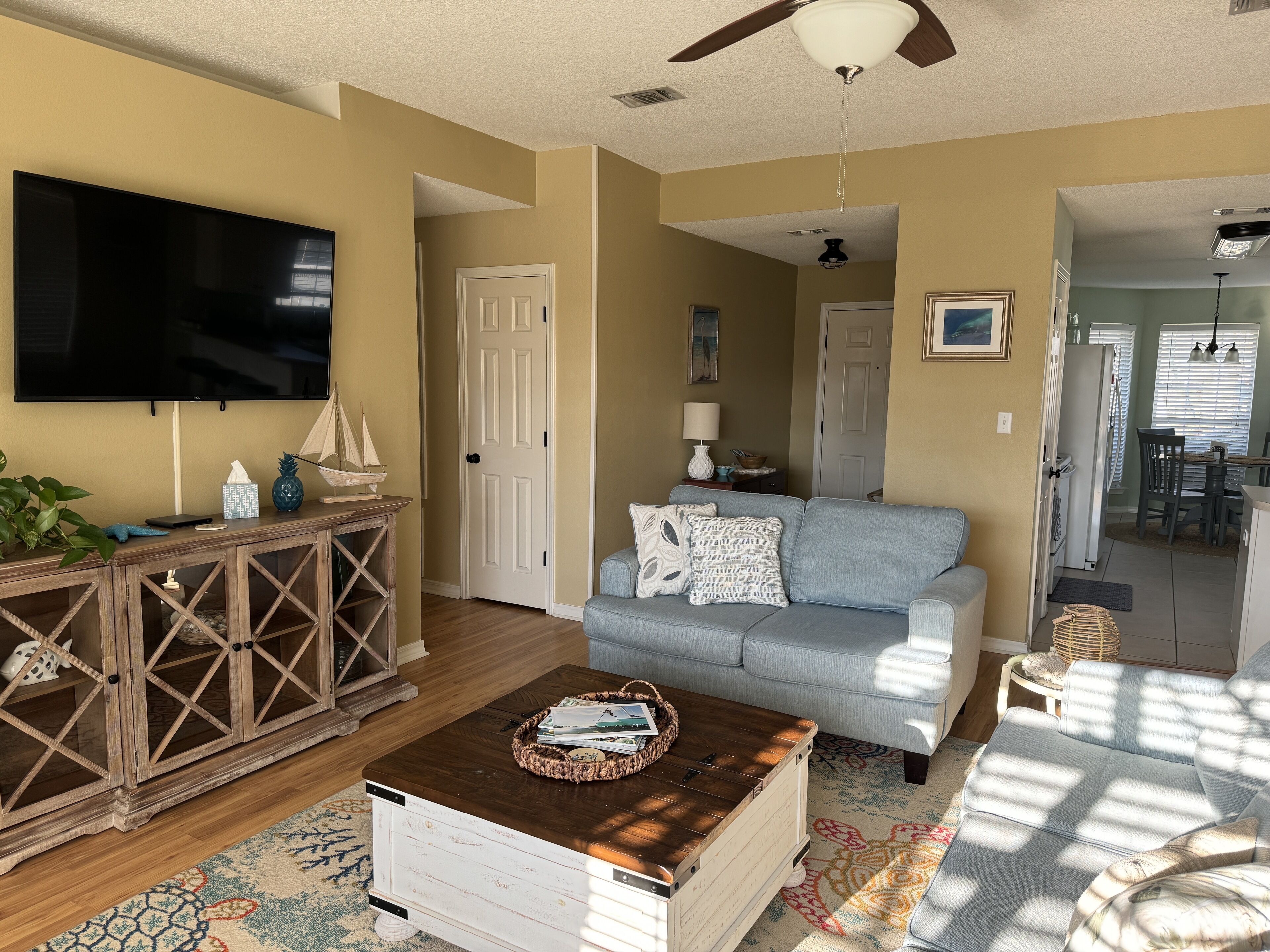 Televisión, chimenea y reproductor de DVD 