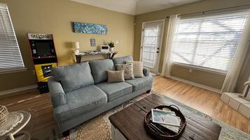 Fernseher, Kamin, DVD-Player