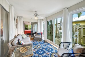 Smart TV, libros y estéreo