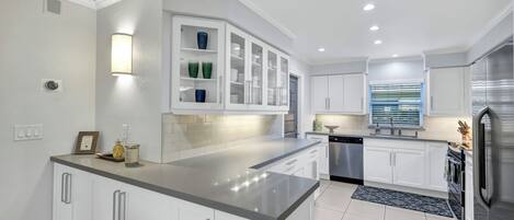 Réfrigérateur, four à micro-ondes, un four, surface de cuisson