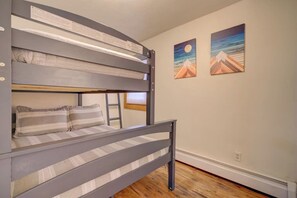 3 bedrooms, iron/ironing board, WiFi, bed sheets - 3 bedroom apt,  2nd floor, blocks from downtown (Bozeman)