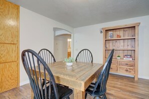 Dining - 3 bedroom apt,  2nd floor, blocks from downtown (Bozeman)