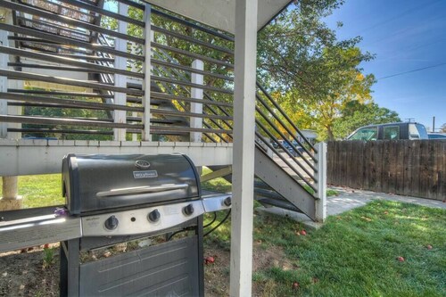 3 bedroom apt,  2nd floor, blocks from downtown