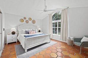 3 soverom, skrivebord, strykejern/-brett og reiseseng for barn