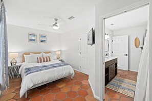 3 habitaciones, tabla de planchar con plancha y cuna de viaje 