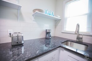 Fridge, microwave, oven, stovetop - ⛱ 2-BR #6 on 10th St. & Phila Ave.-Block from Beach & Boardwalk (Ocean City)