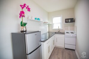 Fridge, microwave, oven, stovetop - ⛱ 2-BR #6 on 10th St. & Phila Ave.-Block from Beach & Boardwalk (Ocean City)