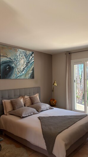 4 slaapkamers, een strijkplank/strijkijzer, reisbedje, gratis wifi