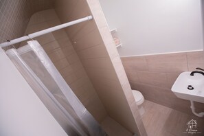 Douche, serviettes fournies, savon, papier de toilette